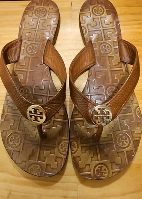 Sandalias de tanga Tory Burch Thora para mujer de cuero tostado con logotipo de disco dorado zapato 7  Foto 1 de 4