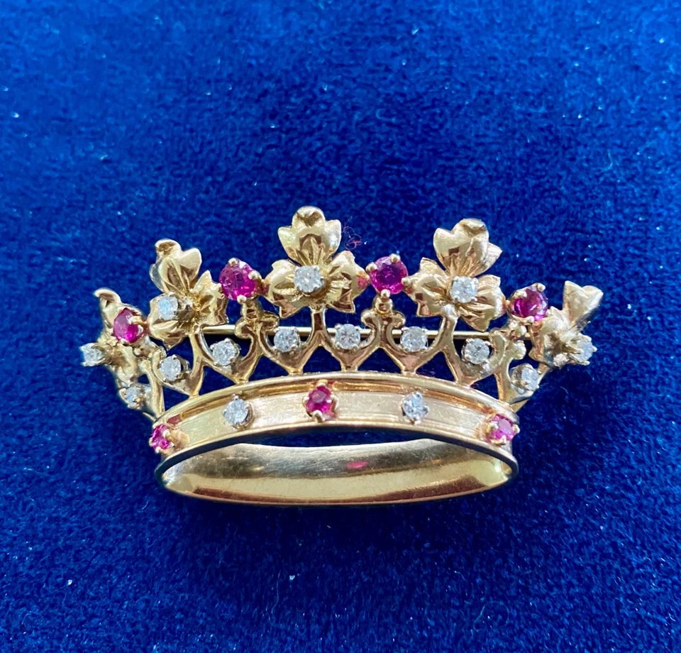Broche prendedor corona Art Nouveaus 14k, circa 1950, con diamantes y rubíes. Foto 1 de 4