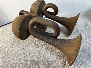 Vintage 1936 1937 1940 Dual Trumpet Style Twist Horns pair Rusty Lamp Conversion - Bild 1 von 12