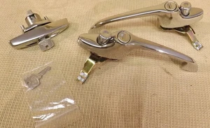 JUEGO DE MANIJAS DE PUERTA CLÁSICAS MINI CROMADAS CON LLAVES - MK3 EN ADELANTE - CZH1785 / EXHS - Imagen 1 de 1