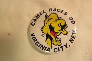 1980 CAMEL RACES '80 VIRGINIA CITY, NEV 2-1/4" COLECCIONABLE PIN BOTÓN TRASERO - Imagen 1 de 2