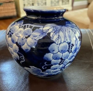 Vintage Style Blue and White Porcelain Grape Design Vase Ginger Jar 4" - Picture 1 of 5