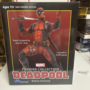 NUOVO DIAMANTE SELEZIONATO GIOCATTOLI Marvel Premier Collection: Statua in resina Deadpool #1333 - Foto 1 di 4