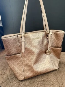 Michael Kors Reisetasche Metallic Signature Jet Set Rosegold - Bild 1 von 12