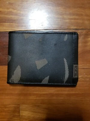 Cartera para tarjetas Tumi Alpha SLG Multiventana estampado camuflaje doble pliegue cuero negro Foto 1 de 4