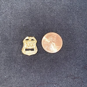 Nypd Mini SERGEANT Shield Pin Lapel Wallet Jacket Shirt Window New - Picture 1 of 2