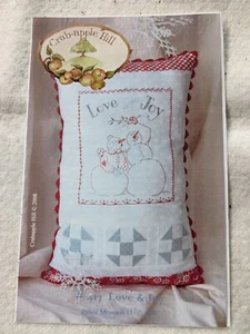 Love & Joy Snowmen Embroidery Quilt Pillow Pattern By Crabapple Hill - Imagen 1 de 2