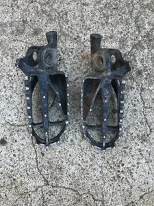 2004 04 Honda Crf250r Crf 250r 250 Foot Pegs Bracket Hardware Bolts Springs - Picture 1 of 1