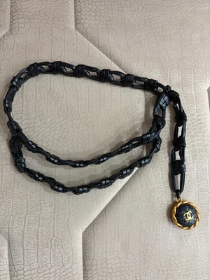 Cinto vintage Chanel couro preto corrente dupla logotipo CC feito na França - Imagem 1 de 4