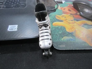 replica in scala piccola di un pattino in linea, prevalentemente argento e nero - Foto 1 di 4