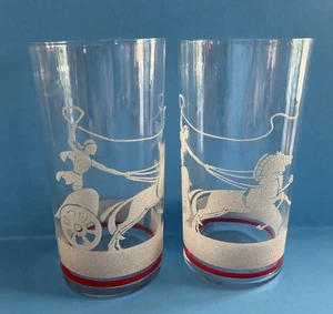 2 Vintage Glas Becher / Streitwagen - Wagenlenker - Pferd / erhöhte weiße Punkte - Bild 1 von 21