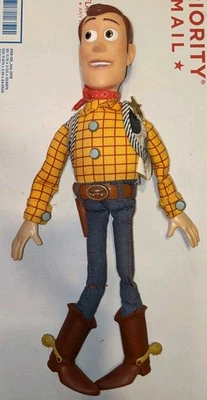 "Muñeca de cuerda de 15"" Toy Story Talking Woody de Toy Story de Disney Store" Foto 1 de 4