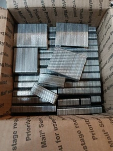 Bostitch 15-1/2 Stärke, 2" Hartholz Bodenbelag Heftklammer BOX RUINIERT 19,12 Pfund SPART - Bild 1 von 3