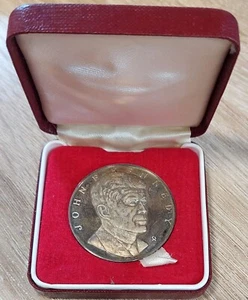 JOHN F KENNEDY MEMORIAL SILVER MEDAL IN ORIGINAL CASE 38 mm SOME TONING MED116 - Picture 1 of 6