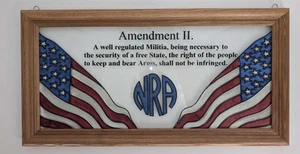 Arte de pared enmarcado de la NRA - Exhibición de la Segunda Enmienda con vidrio pintado con bandera estadounidense - Imagen 1 de 18