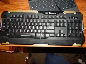 Tt Esports Commander By Thermaltake Gaming Keyboard KB-CMC-PLBD - Picture 1 of 3