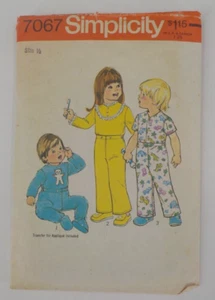 VTG SIMPLICITY PATTERN #7067 TODDLER PAJAMAS SZ 1/2 TOP BOTTOMS UNCUT PRINT 1975 - Picture 1 of 9