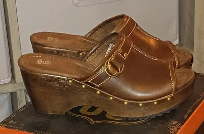 Nuevo en caja Route 66 Waylyn Mujer 8 Mule Peep Toe 3" Tacón Tachonado Informal Zuecos Zapato Foto 1 de 4