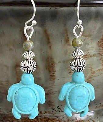 Pendientes colgantes tortuga azul turquesa plateados, verdes y grabados. Foto 1 de 3