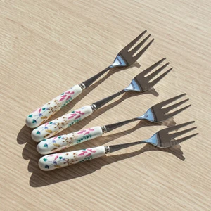 Set of 4 White Ceramic Stainless Steel Cake Forks Pastry Dessert Cutlery Boxed - Picture 1 of 5