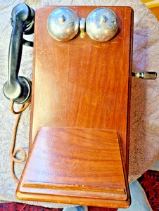 Teléfono antiguo montado en la pared manivela con carcasa de madera - Imagen 1 de 8