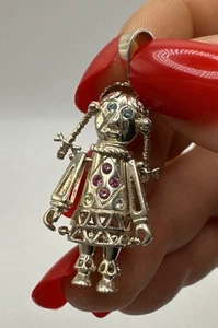 Colgante de muñeco de trapo de plata de ley articulado encantador gemas de colores - Imagen 1 de 5