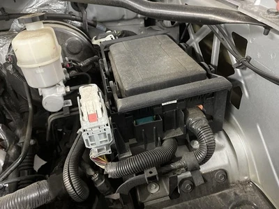 Used Fuse Box Engine fits: 2018 Chevrolet Silverado 1500 pickup ID 84071500 Grad - Image 1 of 4