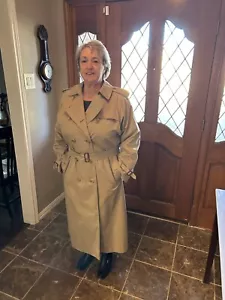 Burberry Trench Coat- Authentic - Picture 1 of 13