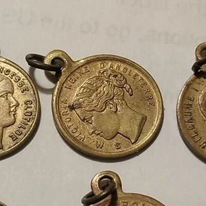lotto xix cent. 6 medaglie in ottone, napoleone, clotilde, emmanuelle, victoria - Foto 1 di 9