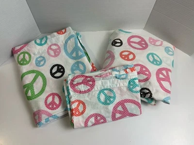 Комплект из 3 разноцветных простыней Pottery Barn для подростков знаки мира органический хлопок  - Изображение 1 из 4