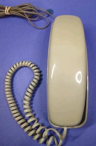 Teléfono de escritorio de pared con cable beige AT&T Trimline 1990 vintage utilería para juegos o películas - Imagen 1 de 15