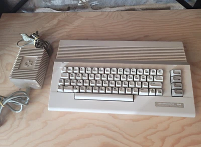 Commodore 64C C64C retro computer vintage + alimentatore originale - funzionante - Immagine 1 di 4