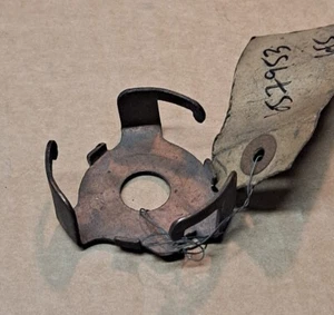 Camión Dodge Plymouth 1936-1956 PDSC NOS MoPar retenedor de botón de bocina inferior - Imagen 1 de 2