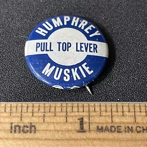 Humphrey Muskie Pull Top Lever Political Pin Back Button - Foto 1 di 2