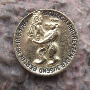 1964 Deutschland treffen der Jungend Berlin DDR Bear Soviet War Statue Pin Badge - Picture 1 of 3