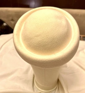 Vintage Importina Cream Wool Felt Pillbox Post War, 1950s or 1960s. - Picture 1 of 3