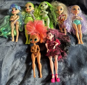 Konvolut 7 Puppen 5-Rainbow High 1-Monster High 1-L.O.L. Überraschung einige Kleider - Bild 1 von 16
