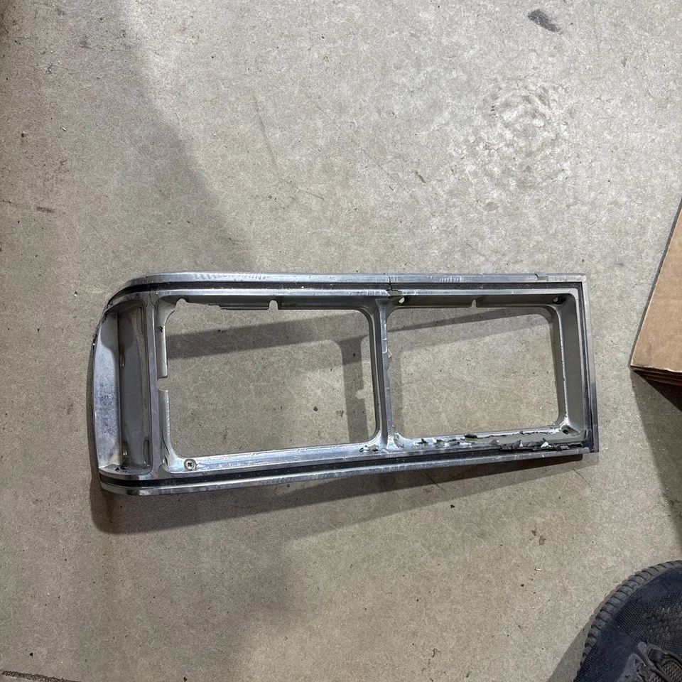 Olds 88 1976 Custom Cruiser Head Light Bisel diestro Borde Ochenta y ocho OEM 551760 76 Foto 1 de 4