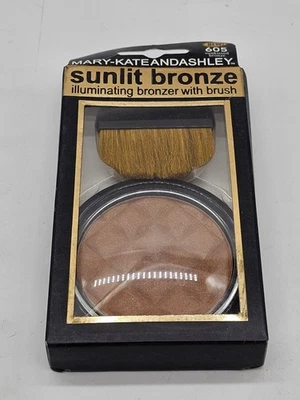 Mary Kate Ashley Illuminating Bronzer W Brush Sunlit Bronze 605 Sunkissed Bronze - Image 1 of 4