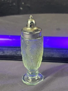Tiara Glass Sandwich Chantilly Green Salt Shaker - Picture 1 of 9