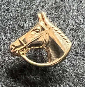 DE COLECCIÓN CABEZA DE CABALLO CORBATA PIN INSIGNIA CHAPADA EN ORO CADENA VINCULADA - Imagen 1 de 4