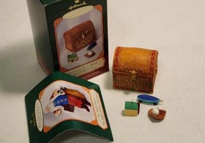 Hallmark Ornament Weihnachtsmann Spielzeugkiste Set 4 Ornamente 2001 Truhe & Spielzeug - Bild 1 von 7