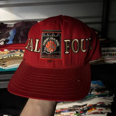 Gorra de baloncesto Charlotte Final Four de colección de los 90 de la NCAA para mujer Foto 1 de 4