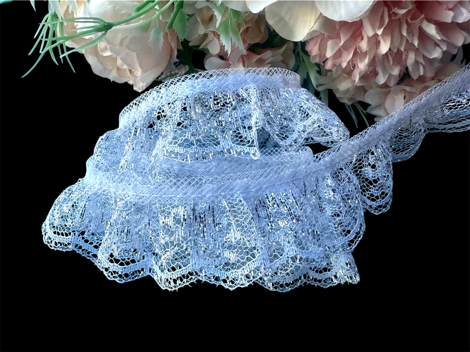 Encaje con volantes de 1 pulgada de ancho blanco/plateado precio por yarda Foto 1 de 4