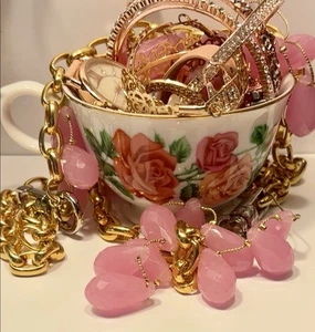 Kuratierte goldfarbene Mystery Schmuckdose in Vintage Porzellan Teetasse meist Rose To - Bild 1 von 5