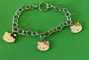 Pulsera Darling “Hello Kitty” Diferentes Dijes de Lazo 8” Largo Tono Plata - Imagen 1 de 5