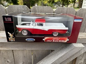 1957 FORD RANCHERO PICKUP ORANGE 1/18 DIECAST MODELLAUTO BY ROAD SIGNATURE 92208 - Bild 1 von 1