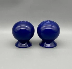 Salero y pimentero Fiesta Twilight forma bola azul oscuro sin daños circa 2021 - Imagen 1 de 4