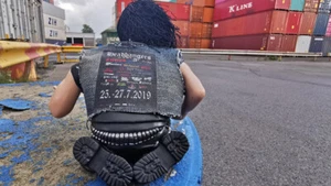 Headbanger mit Jeanskutte und HOA 2019 Sticker, Headbanger Wackelfigur - Bild 1 von 11