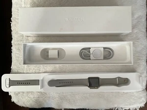 Apple Watch Series 2 38 mm boîtier aluminium doré béton bracelet sport MNP22LL/A neuf - Photo 1 sur 7